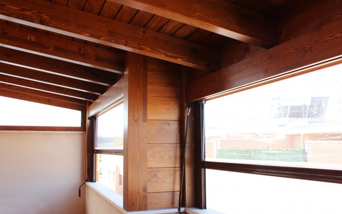Cerramiento de terraza con madera y toldos (12)
