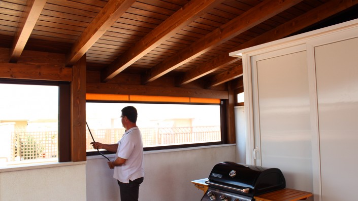Cerramiento de terraza con madera y toldos (4)