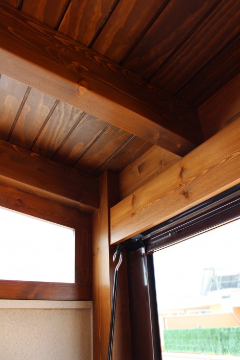Cerramiento de terraza con madera y toldos (7)