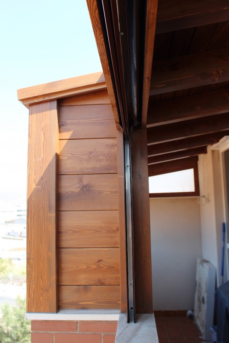 Cerramiento de terraza con madera y toldos (8)