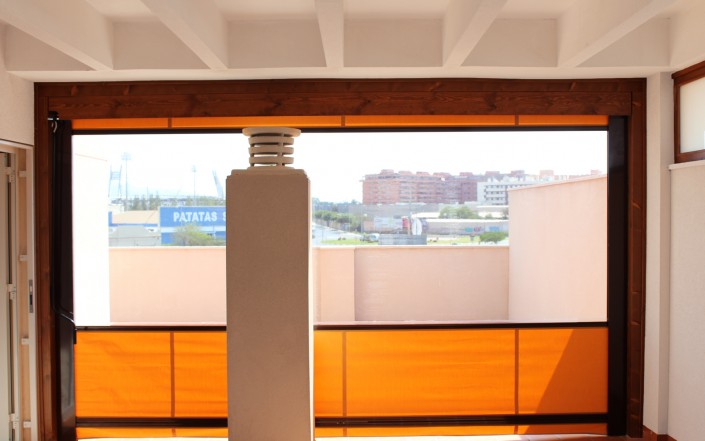 Cerramiento de terraza con madera y toldos (9)